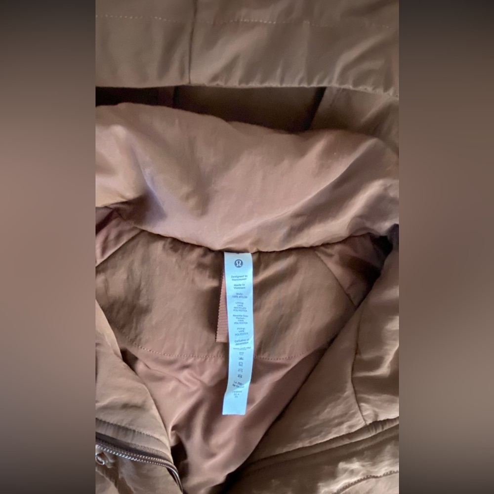 Lululemon Always Effortless Insulated Jacket size 2 brown color - Picture 4 of 6